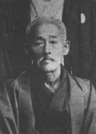 Die Commons-Dateibeschreibung bezeichnet die abgebildete Person als 東恩納寛量 (Higaonna Kanryo); als Herkunft nennt sie The Japanese Book "沖縄の空手・相撲名人伝" (Masters of Karate and Sumo in Okinawa) which was written by Nagamine Shoshin, 1986.