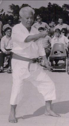 Die englische Wikipedia ordnet die Aufnahme Hōhan Sōken zu und nennt Soken3.jpg auf tolsonsokinawankarate.com als Vorlage. Die bereitgestellte Datei stimmt bytegleich mit dem Wikipedia-Original überein. Die Wikipedia-Datei wird als nichtfrei mit Fair-use-Begründung geführt; daraus folgt keine Weiterverwendungslizenz für den Atlas.