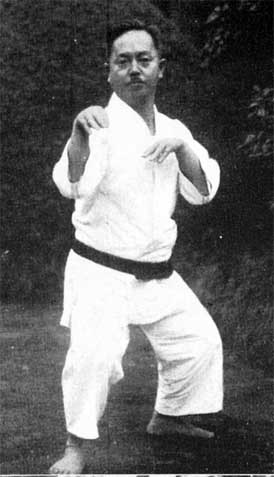 Die Commons-Dateibeschreibung bezeichnet die abgebildete Person als 摩文仁賢和 (Mabuni Kenwa); als Herkunft nennt sie The Japanese book "空手研究" (The Study of Karate).