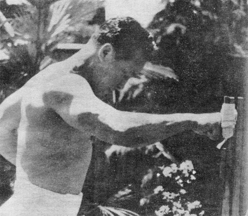 Wikimedia Commons bezeichnet die abgebildete Person als Ōyama Masutatsu beim Karate-Training und datiert die Aufnahme auf 1954. Die bereitgestellte Datei stimmt bytegleich mit dem aktuellen Commons-Original überein. 日本スポーツ出版社 ist die Autoren-/Herausgeberangabe der Dateibeschreibung, keine unabhängige Identifikation des Fotografen.