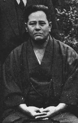 Die Commons-Dateibeschreibung bezeichnet die abgebildete Person als 宮城長順 (Miyagi Chojun); als Herkunft nennt sie The Japanese book "空手道大観" (A Broad View of Karatedo).