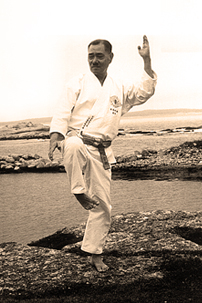 Die englische Wikipedia beschreibt die abgebildete Person als O-Sensei Chitose Tsuyoshi. Die Datei wurde von Chitoka hochgeladen; eine unabhängig bestätigte Fotografenangabe fehlt.