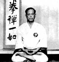 Die englische Wikipedia bezeichnet das Bild als Aufnahme von Shōshin Nagamine, übernommen von msisshinryu.com und in JPEG konvertiert. Die dortige Fair-use-Begründung ist keine dem Atlas erteilte Nutzungserlaubnis.