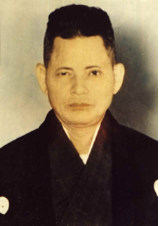 Die Website von A. J. Advincula verwendet artwork/tatsuo/tatsuo2.png im Artikel über Shimabuku Tatsuo. Die bereitgestellte Datei stimmt bytegleich mit dieser Bilddatei überein. Die Quelle nennt keinen bildspezifischen Fotografen und keine Weiterverwendungslizenz; die Autorenschaft des Artikels wird nicht als Bildurheberschaft übernommen.